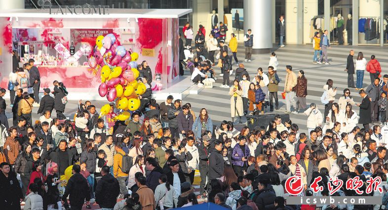 　　2月4日是春節(jié)假期最后一天,，在五一商圈逛街打卡嘗美食的市民游客絡(luò)繹不絕。長(zhǎng)沙晚報(bào)全媒體記者 賀文兵 攝