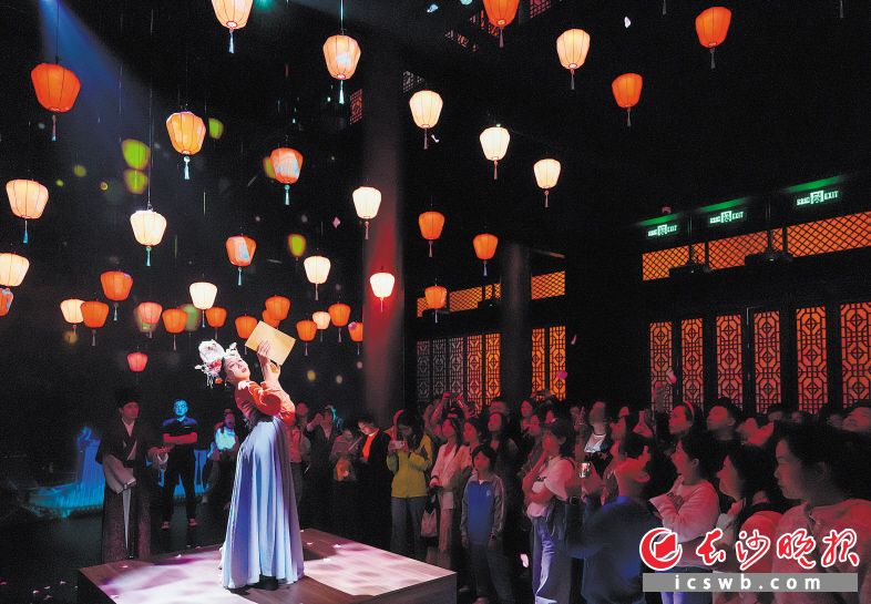 　　《江天暮雪》采用“景隨戲動”的行浸觀演模式,打造特有的湖湘文化美學印記?！　￠L沙晚報全媒體記者 鄒麟 攝