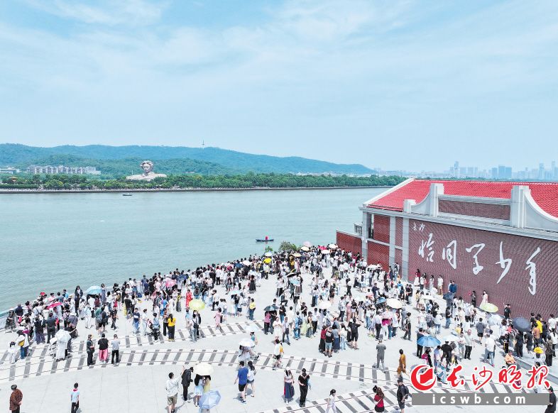 　　“五一”假期,，今年全新亮相的網(wǎng)紅打卡地——恰同學(xué)少年廣場人氣爆棚,，前來打卡拍照的市民游客絡(luò)繹不絕,。長沙晚報(bào)全媒體記者 鄒麟 攝