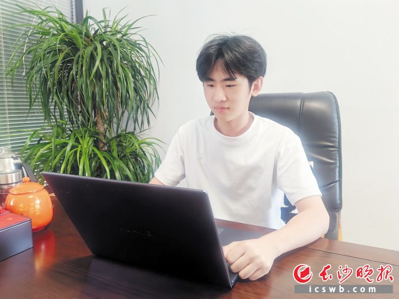 方浩然正仔細查看5月份即將參加的“金種子創(chuàng)業(yè)大賽”路演PPT終稿,。長沙晚報全媒體記者 匡小娟 攝