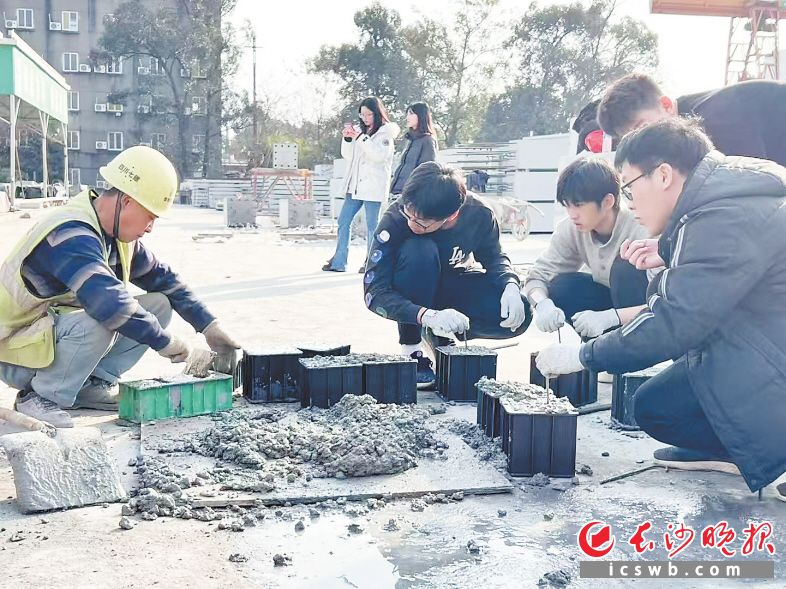 方浩然團隊在工地向工人師傅“取經”,。受訪者 供圖