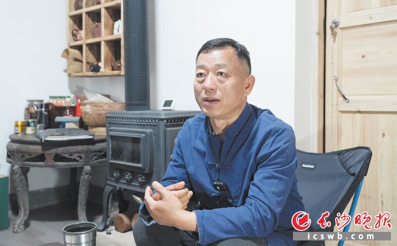 　　面對(duì)記者,，彭南科將他非遺傳播的理念以及“中國非遺谷”的構(gòu)想娓娓道來。長(zhǎng)沙晚報(bào)全媒體記者 鄒麟 攝
