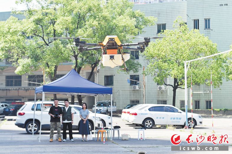 　　13日下午,，長(zhǎng)沙交投龍?bào)J技校內(nèi),，無(wú)人機(jī)教員楊安（中）帶領(lǐng)學(xué)員們練習(xí)無(wú)人機(jī)的操作。長(zhǎng)沙晚報(bào)全媒體記者 王志偉 攝